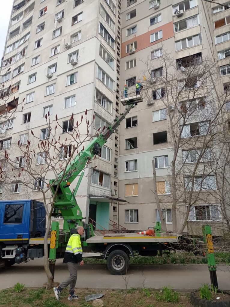 Харківські комунальники усувають наслідки ворожого обстрілу: фото 1 1 1 - Вікно Відновлення