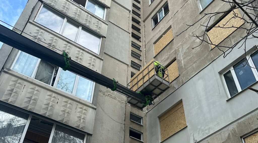 Харківські комунальники усувають наслідки ворожого обстрілу: фото 8 11 - Вікно Відновлення