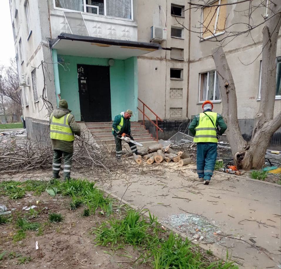 Харківські комунальники усувають наслідки ворожого обстрілу: фото 2 2 1 - Вікно Відновлення