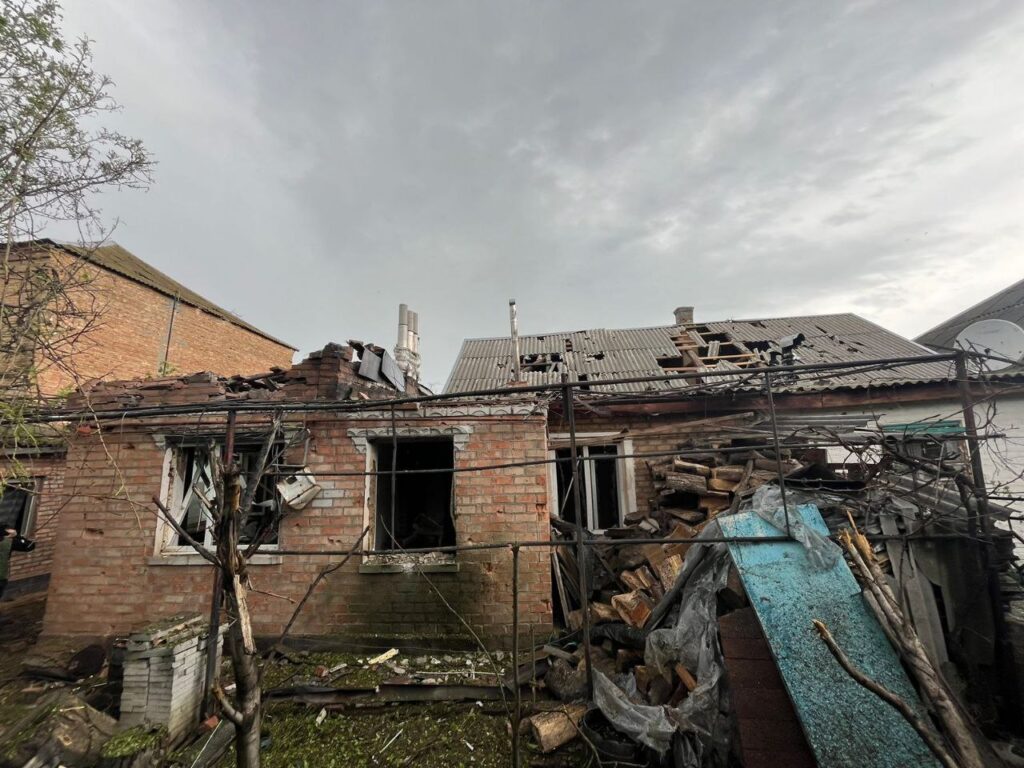 Триває відновлення пошкодженого обстрілами житла нікопольців (фото) 5 2024 04 27 17.20.44 - Вікно Відновлення