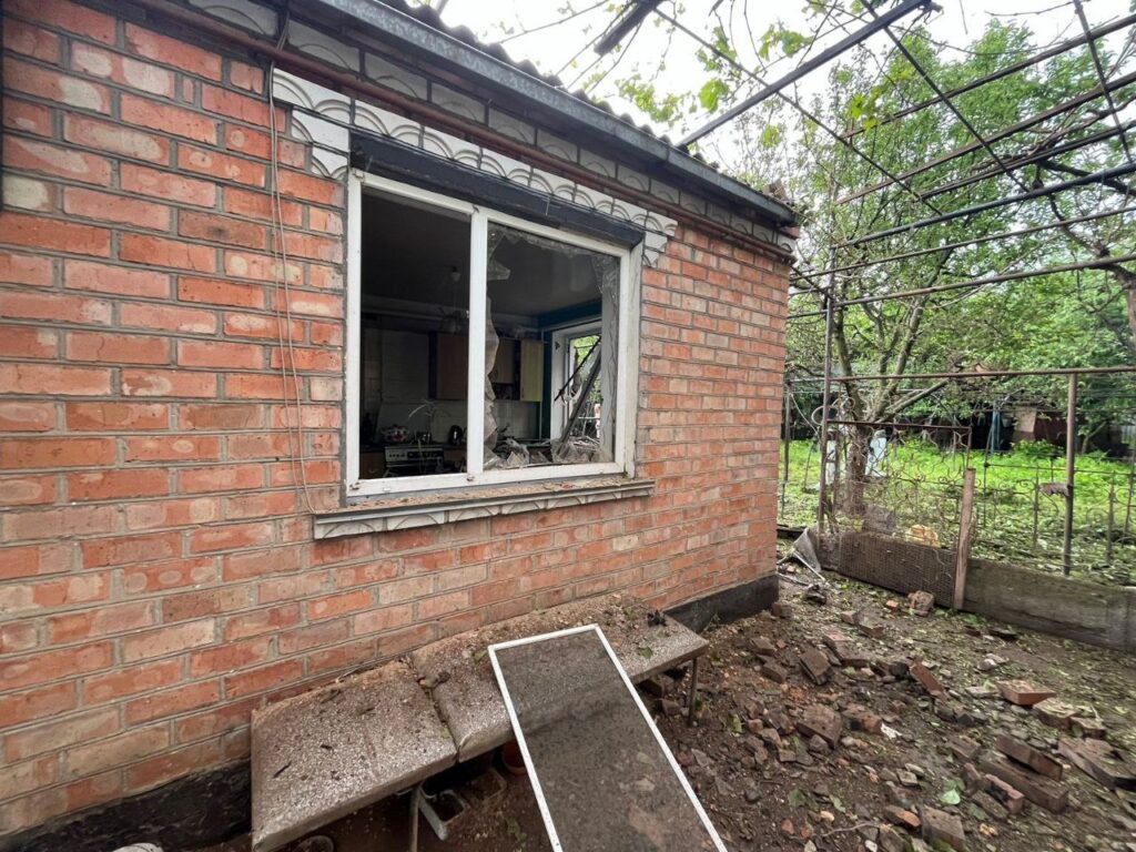Триває відновлення пошкодженого обстрілами житла нікопольців (фото) 9 2024 04 27 17.20.58 - Вікно Відновлення