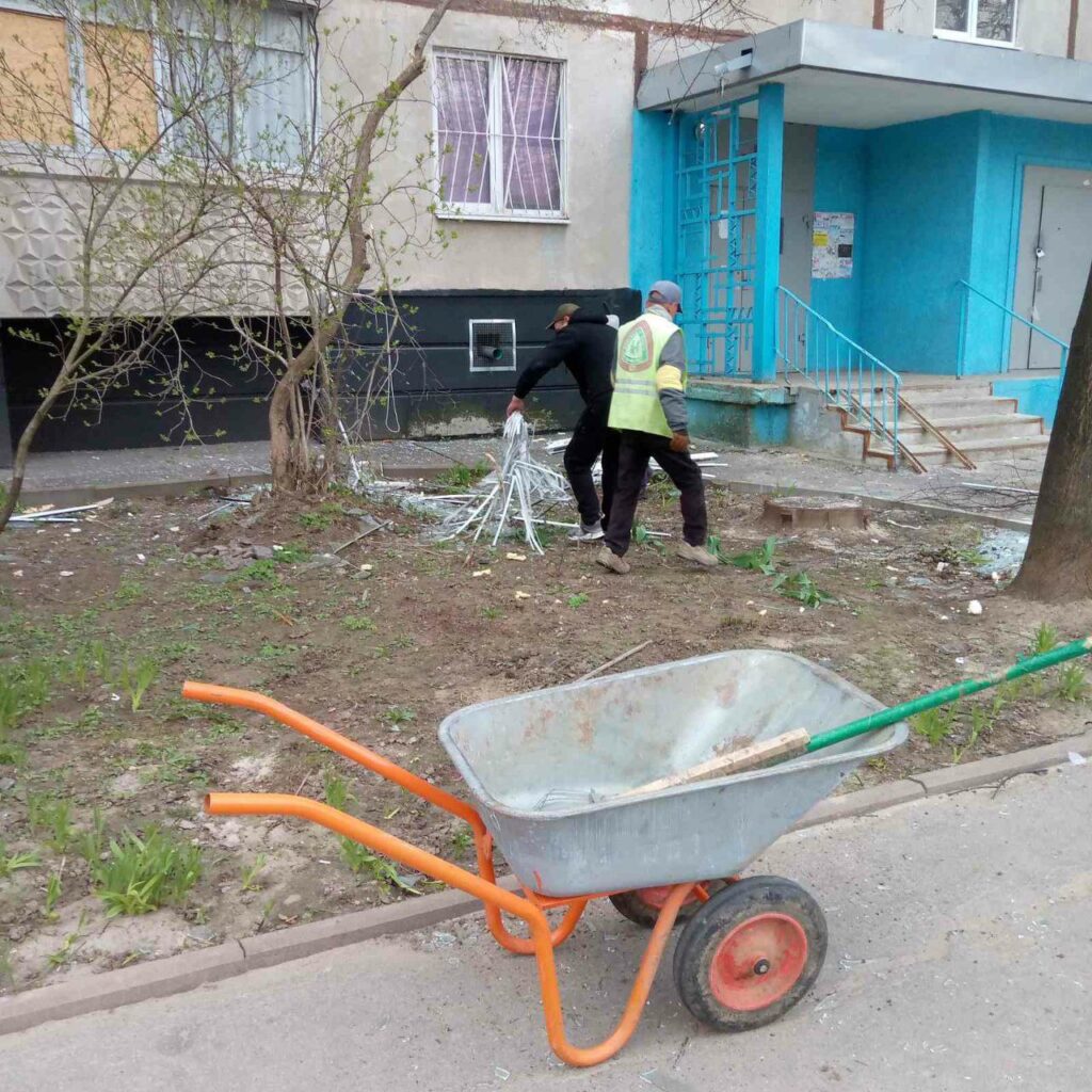 Харківські комунальники усувають наслідки ворожого обстрілу: фото 4 4 1 - Вікно Відновлення