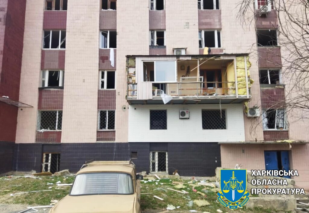 Харківські комунальники усувають наслідки ворожого обстрілу: фото 10 434035889 821660269995358 5797339431158551665 n - Вікно Відновлення