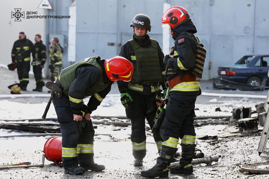 Рятувальники і психологи ДСНС працюють на місці російського обстрілу в Дніпрі 4 434861650 740305591615179 7122663231145021016 n - Вікно Відновлення