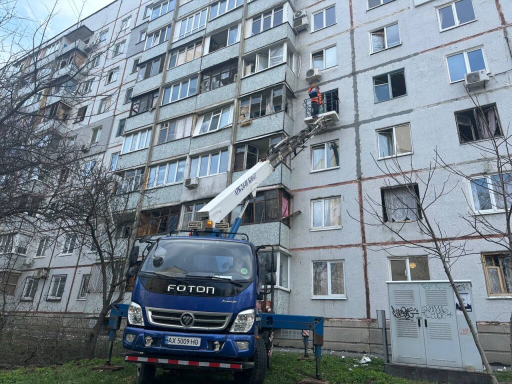 Харківські комунальники усувають наслідки ворожого обстрілу: фото 6 7 - Вікно Відновлення
