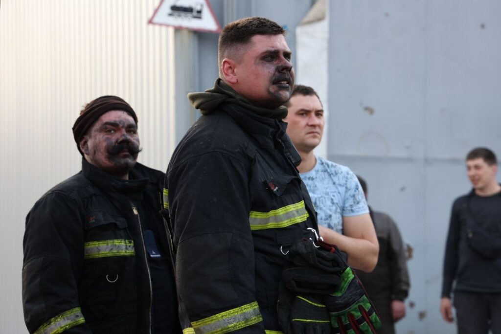 Рятувальники і психологи ДСНС працюють на місці російського обстрілу в Дніпрі 5 imagetools1 - Вікно Відновлення