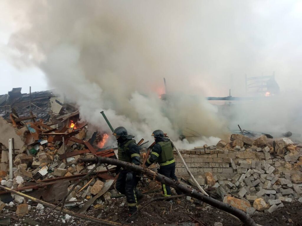 Черговий ракетний удар по Одесі: зруйновані приватні будинки, з них врятували людей з пораненнями 4 photo 2024 04 20 18 05 36 - Вікно Відновлення