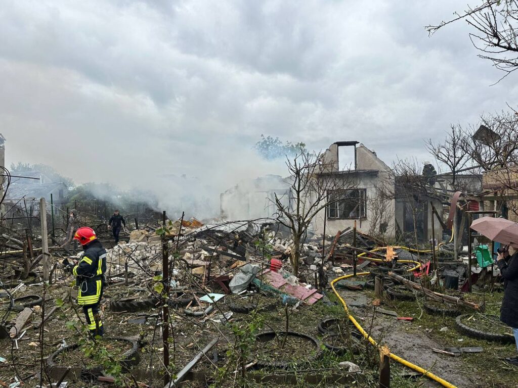 Черговий ракетний удар по Одесі: зруйновані приватні будинки, з них врятували людей з пораненнями 3 photo 2024 04 20 18 05 38 - Вікно Відновлення