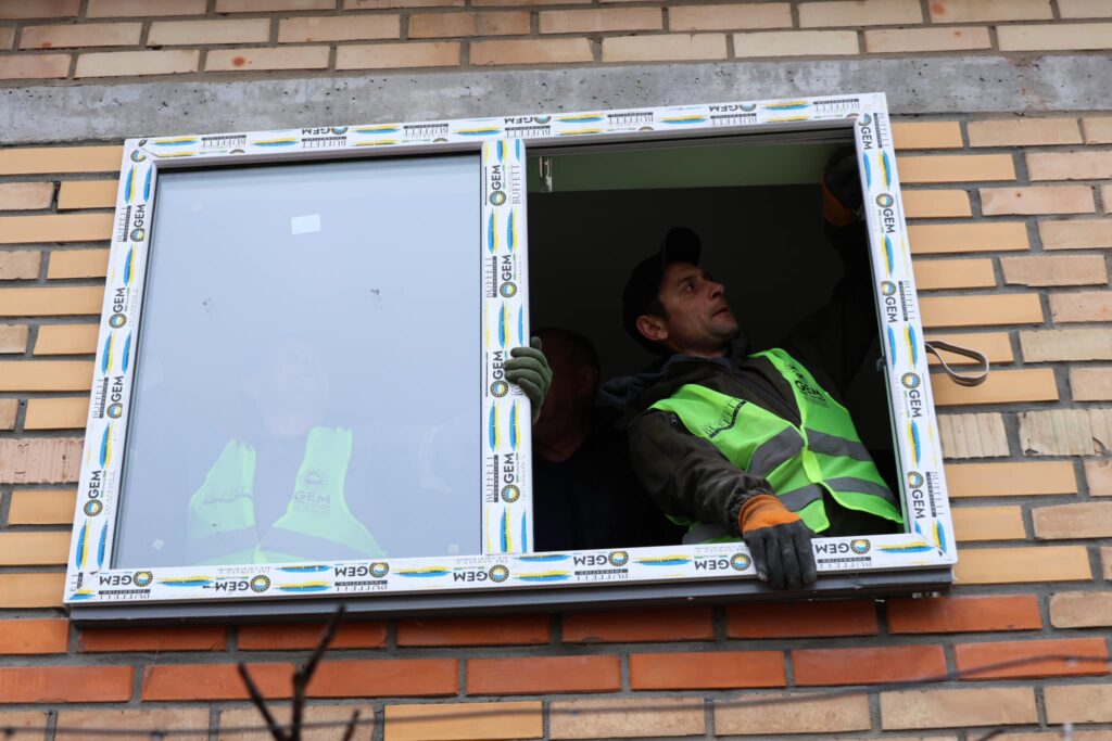 Майже 15 тисяч пошкоджених війною вікон замінили на Київщині (фото)