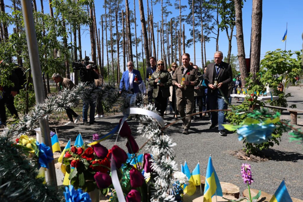 Учасники Другого Міжнародного Саміту міст і регіонів відвідали київські громади, які відновлюються після деокупаці 1 441457196 366645699722594 4787542156843610544 n - Вікно Відновлення