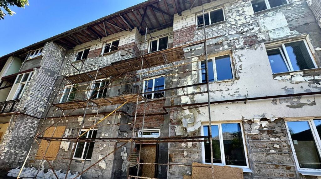 В Харкові відновлюють будинок, який постраждав від обстрілів у 2022 та 2023 роках