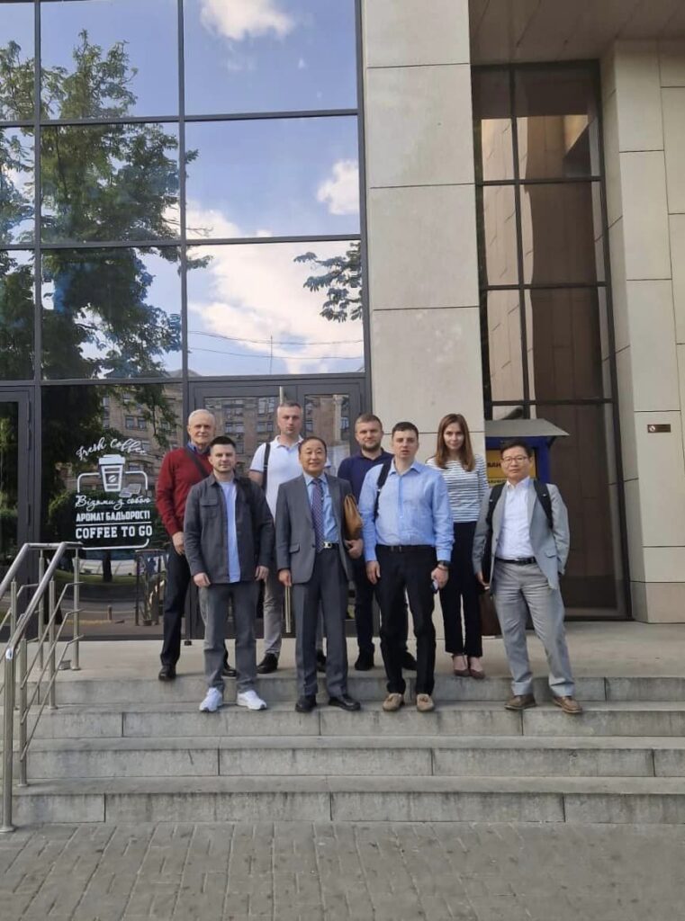 Волонтери обговорили з південнокорейським дипломатом відновлення України