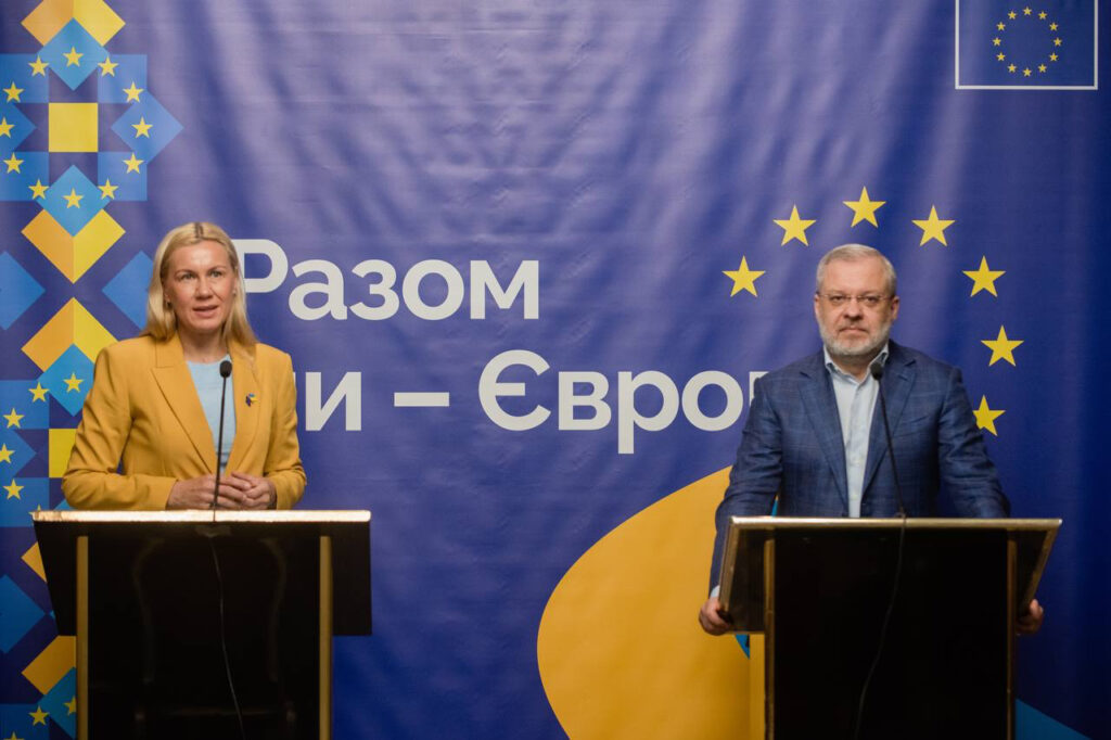 Кадрі Сімсон: ЄС підтримає Україну у відбудові енергетичної інфраструктури 1 Міністр енергетики України Герман Галущенко і європейська комісар з питань енергетики Кадрі Сімсон