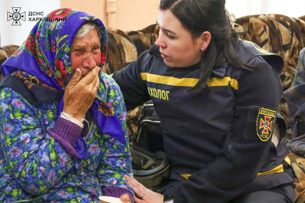 Рятувальники та психологи ДСНС надають підтримку евакуйованим мешканцям Харківщини