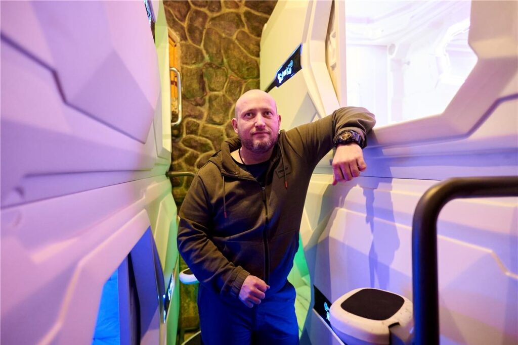 У Запоріжжі ветеран відкрив капсульний готель