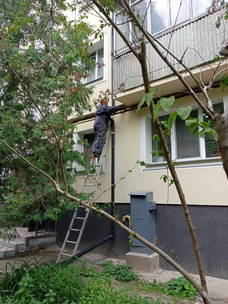 У КОВА показали, як у Бучі відновлюють багатоповерхівку на вул. Нове Шосе, 5