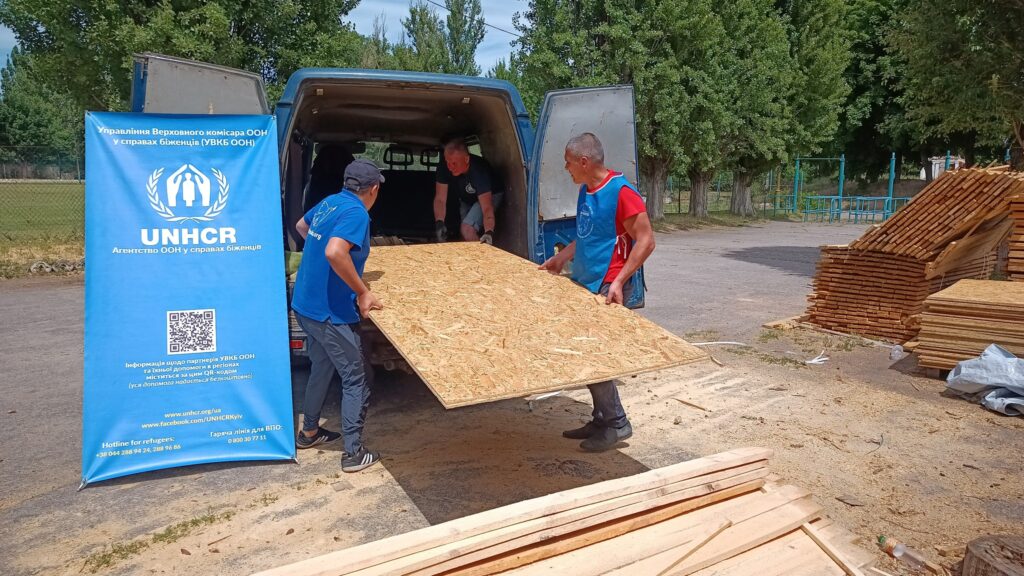 Волонтери привезли нікопольцям матеріали для швидкого ремонту і допомогли його провести (фото) 5 447648431 875055224659526 4285729819049086776 n - Вікно Відновлення