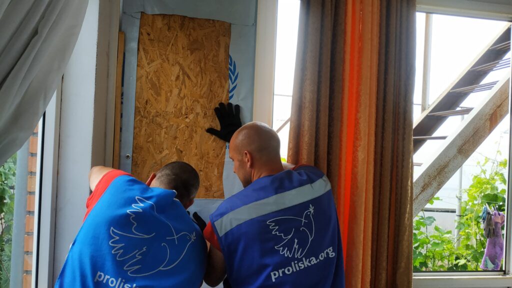 Волонтери привезли нікопольцям матеріали для швидкого ремонту і допомогли його провести (фото)