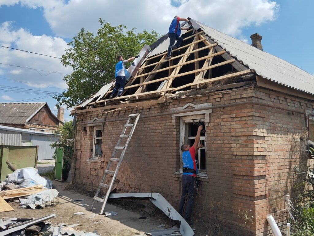Волонтери привезли нікопольцям матеріали для швидкого ремонту і допомогли його провести (фото) 4 447748244 875055157992866 4797624005317507350 n - Вікно Відновлення