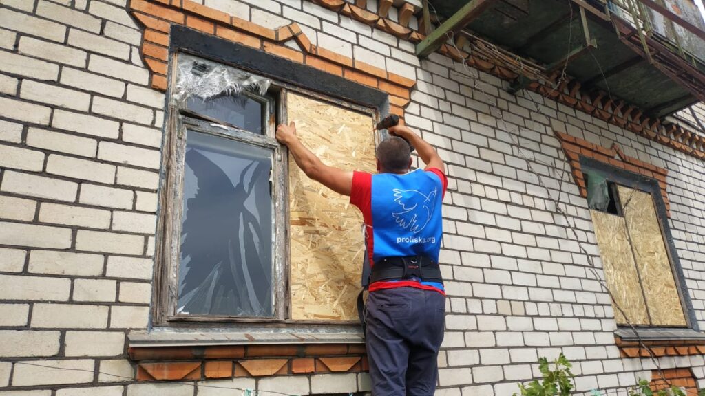 Волонтери привезли нікопольцям матеріали для швидкого ремонту і допомогли його провести (фото) 6 447815726 875054697992912 189089459919448938 n - Вікно Відновлення