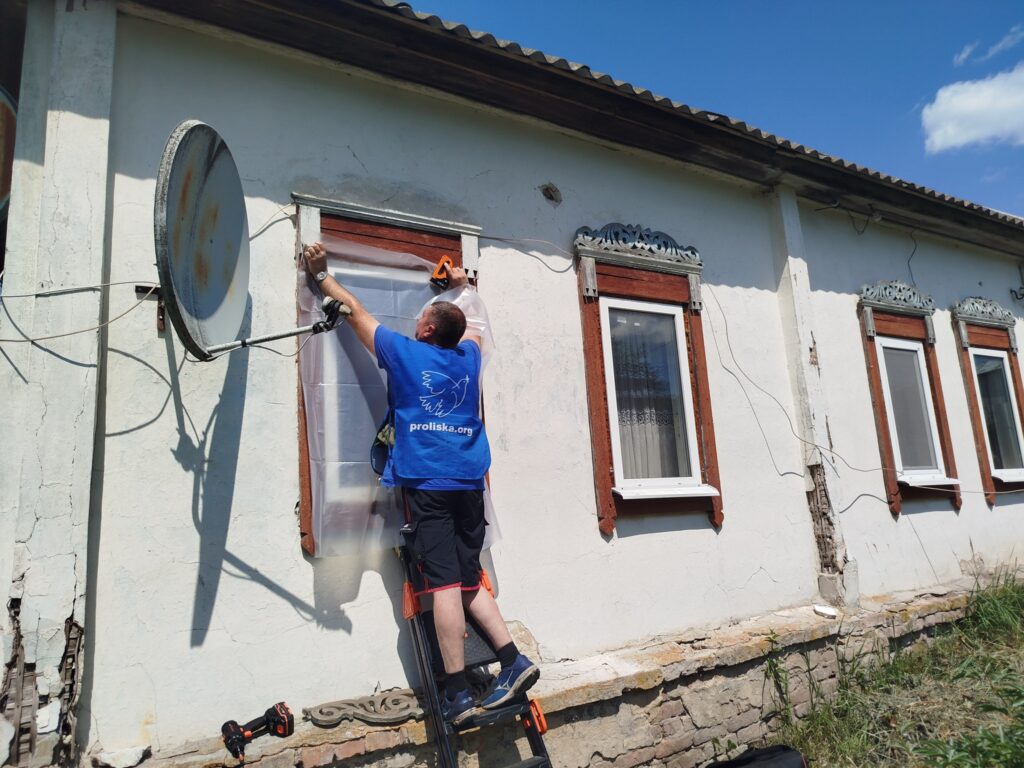 Постраждалим жителям Есманської громади на Сумщині допомогли будматеріалами для екстреного ремонту 1 449779160 892562102908838 4662511446679545181 n 1024x768 1 - Вікно Відновлення