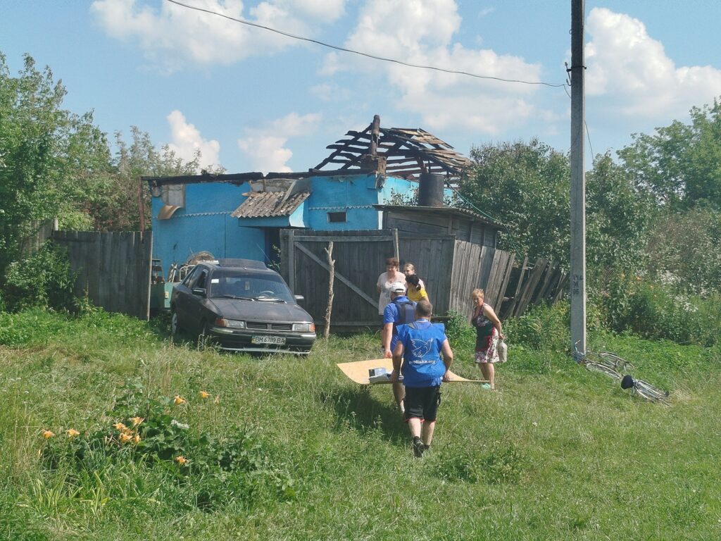 Постраждалим жителям Есманської громади на Сумщині допомогли будматеріалами для екстреного ремонту 4 449787252 892562192908829 3361739449662725279 n 1024x768 1 - Вікно Відновлення