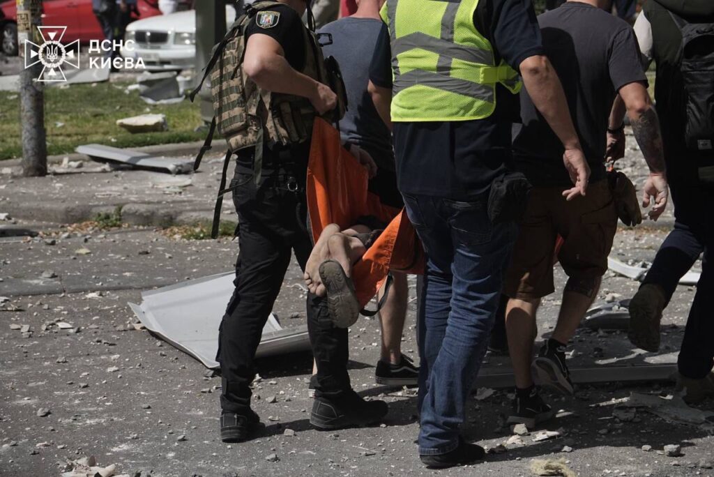 Рятувальники працюють на місцях прильотів у Києві (фото) 3 450387582 895063669328190 3017450362263218398 n - Вікно Відновлення