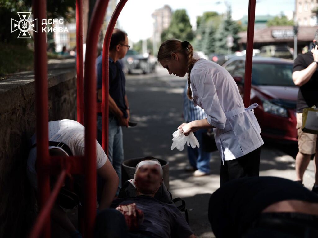 Рятувальники працюють на місцях прильотів у Києві (фото) 2 450390631 895063729328184 4171904233029454845 n - Вікно Відновлення