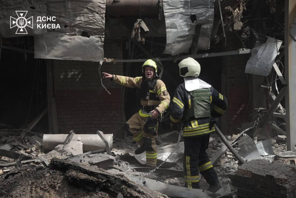 Рятувальники працюють на місцях прильотів у Києві (фото)