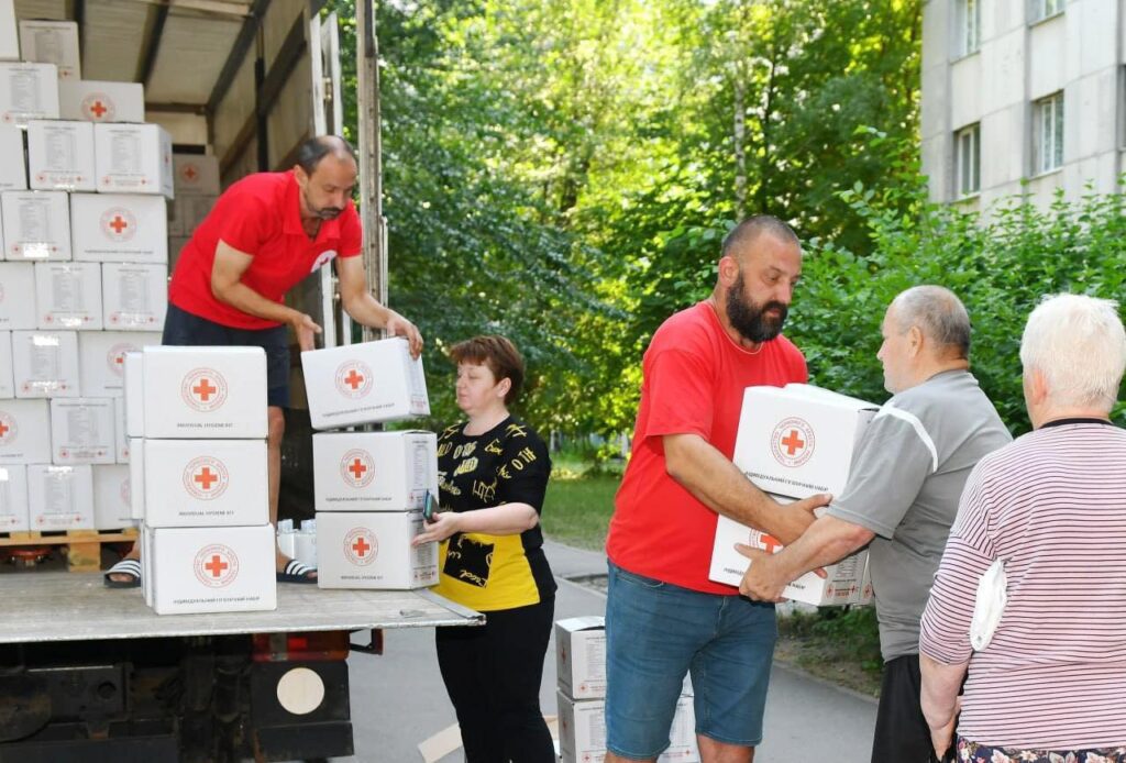 Червоний Хрест продовжує допомагати ВПО із прифронтових громад Харківщини
