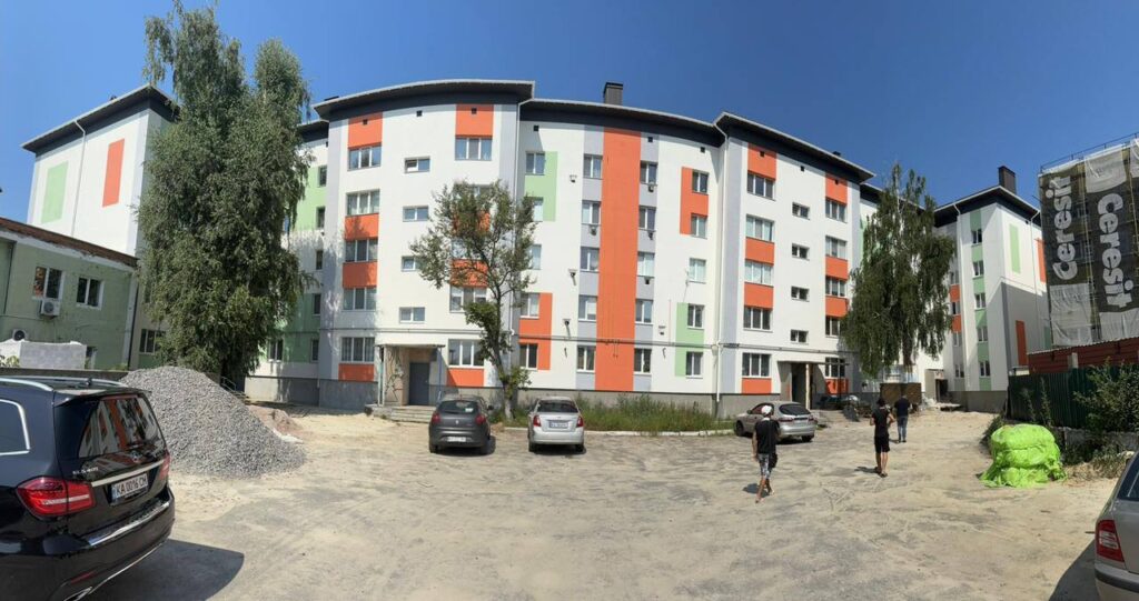 Триває капітальний ремонт п’ятиповерхівки у Макарові (фото)