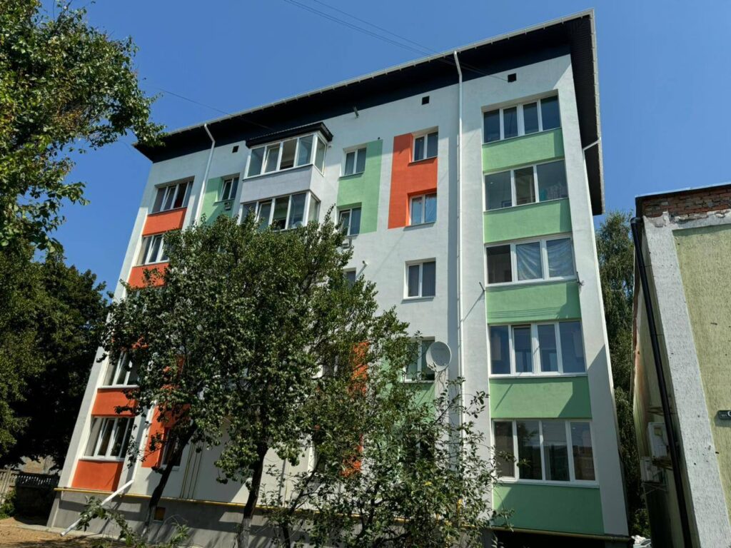 Триває капітальний ремонт п'ятиповерхівки у Макарові (фото) 2 photo 2024 07 17 10.55.03 - Вікно Відновлення