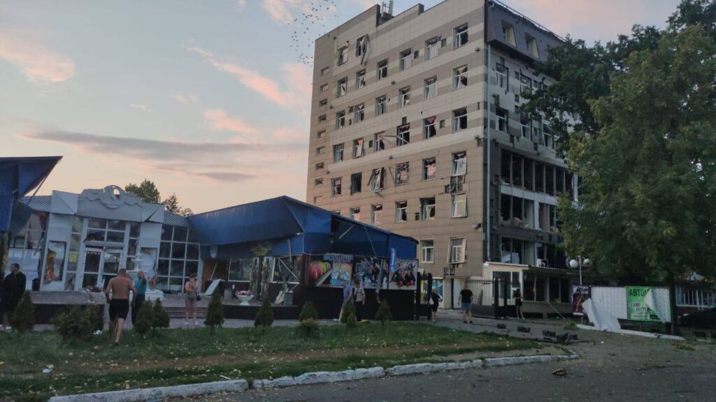 У Харківській ОВА показали наслідки обстрілу центра Чугуєва (фото)
