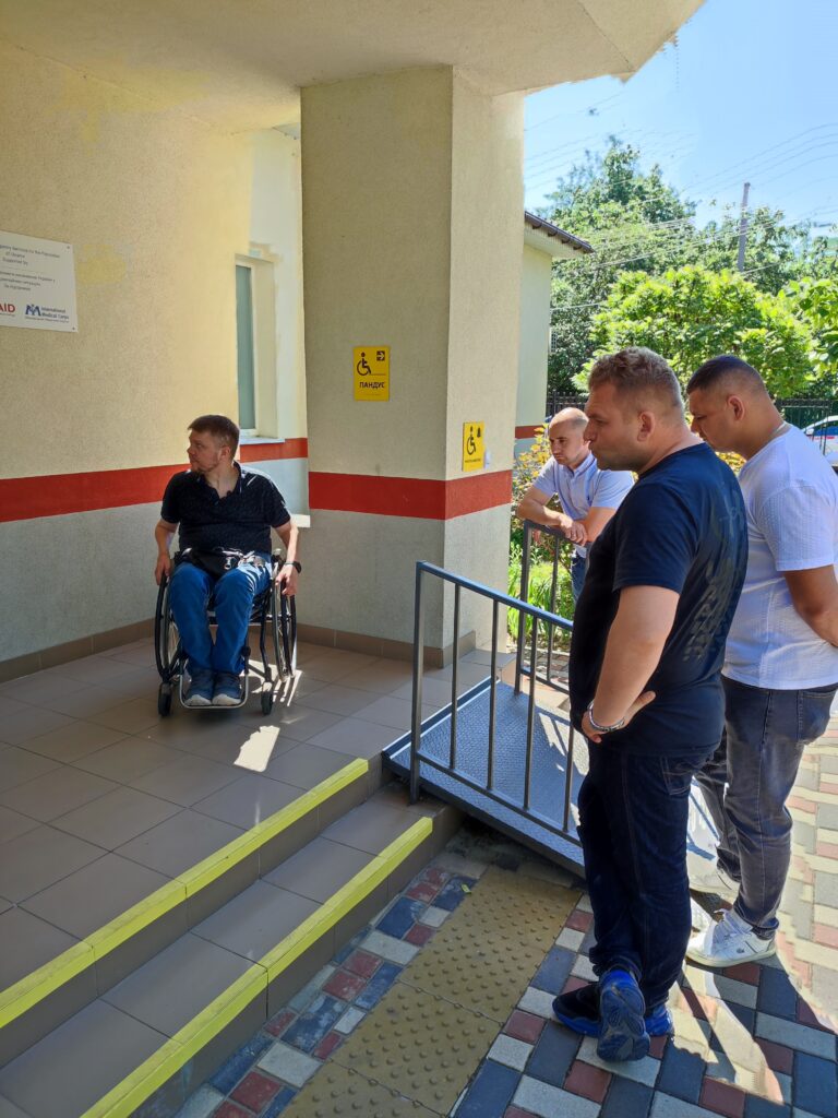 Амбулаторії Ірпеня: чому потрібно змінити пандуси і під'їзди (моніторинг ГО «Сміливий Ірпінь». Частина 4) 1 Віталій Пчолкін на кріслі колісному в амбулаторії Ірпеня