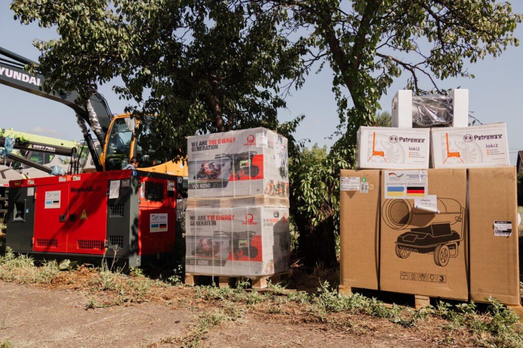 Громади Дніпропетровщини отримали техніку для ліквідації наслідків обстрілів і підготовки до зими (фото) 8 photo 2024 08 11 14.57.58 - Вікно Відновлення