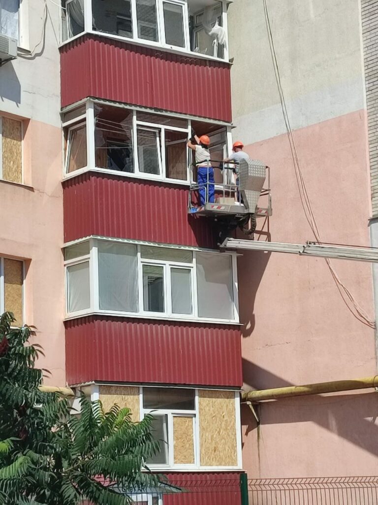У Сумах постраждалим від учорашнього ворожого обстрілу закривають вікна 1 photo 2024 08 18 13 36 02 - Вікно Відновлення