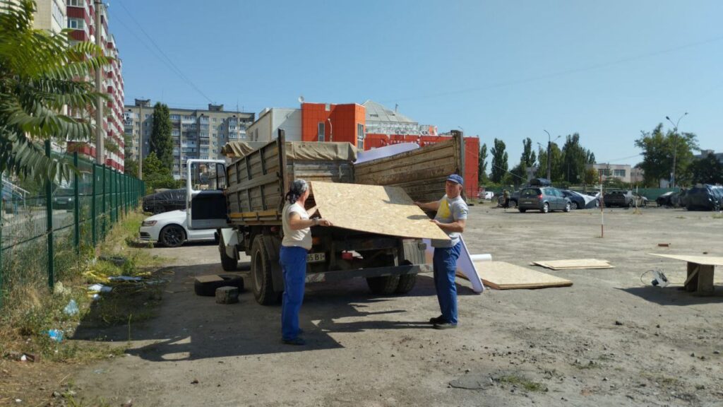 У Сумах постраждалим від учорашнього ворожого обстрілу закривають вікна