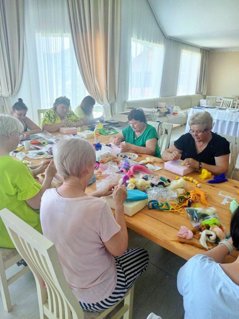 Дружини, мами, доньки й сестри військових можуть взяти участь у безоплатній програмі психологічного відновлення: умови 2 uchasnyczi programy vidnovlennya na majsterklasi z vojloku - Вікно Відновлення