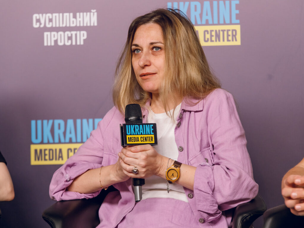 Алла Петренко-Лиска у рожевому костюмі виступає на події Вікна Відновлення