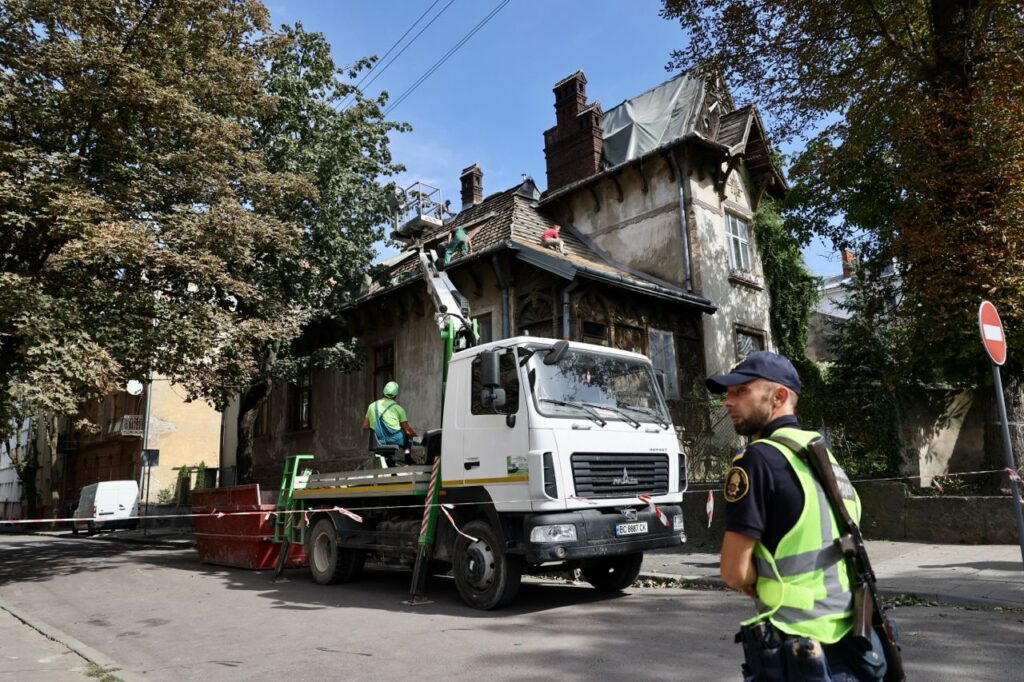 Осколок зупинився на серці: що з постраждалими людьми та будинками за тиждень після обстрілу Львова 3 photo 2024 09 11 14 08 47 - Вікно Відновлення
