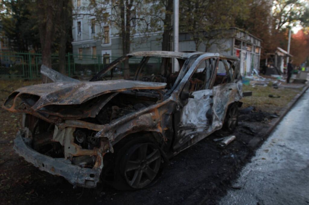 згорілий унаслідок обстрілу автомобіль у Харкові