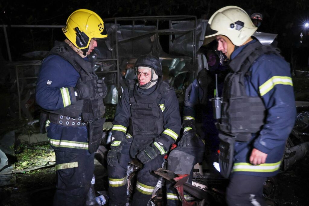 Рятувальники біля пошкодженої ворогом багатоповерхівки в Харкові