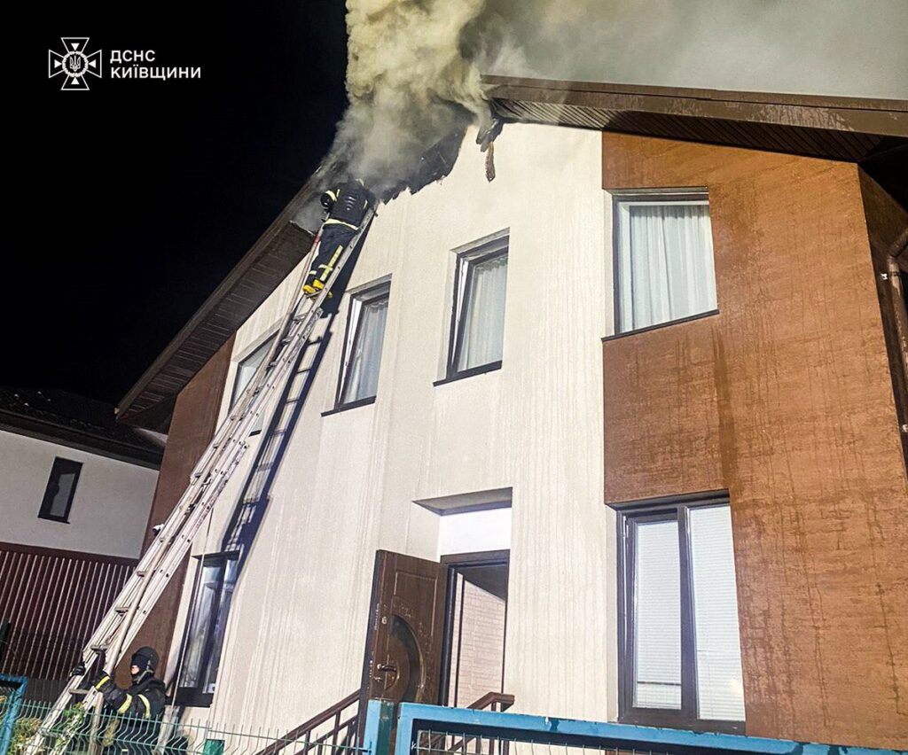 Погасили пожежу на даху житлового приватного будинку