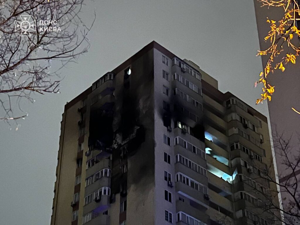 Обгорілий фасад верхніх поверхів висотки в Києві