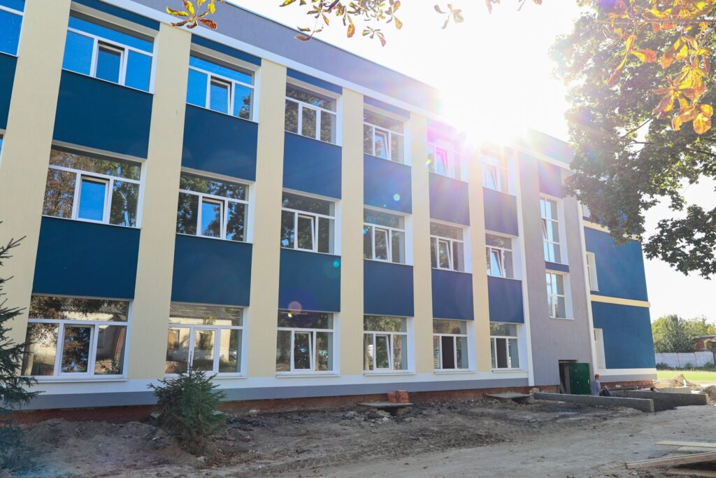 Хто і як допомагає Чернігівщині у відновленні 2 Чернігів. Відбудований фасад гімназії