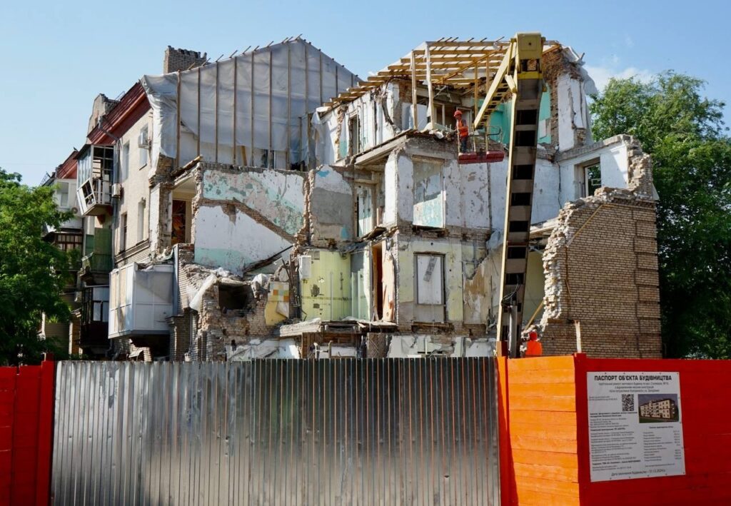 На відбудову трьох будинків у Запоріжжі, які обстріляла росія, виділили 45 млн грн