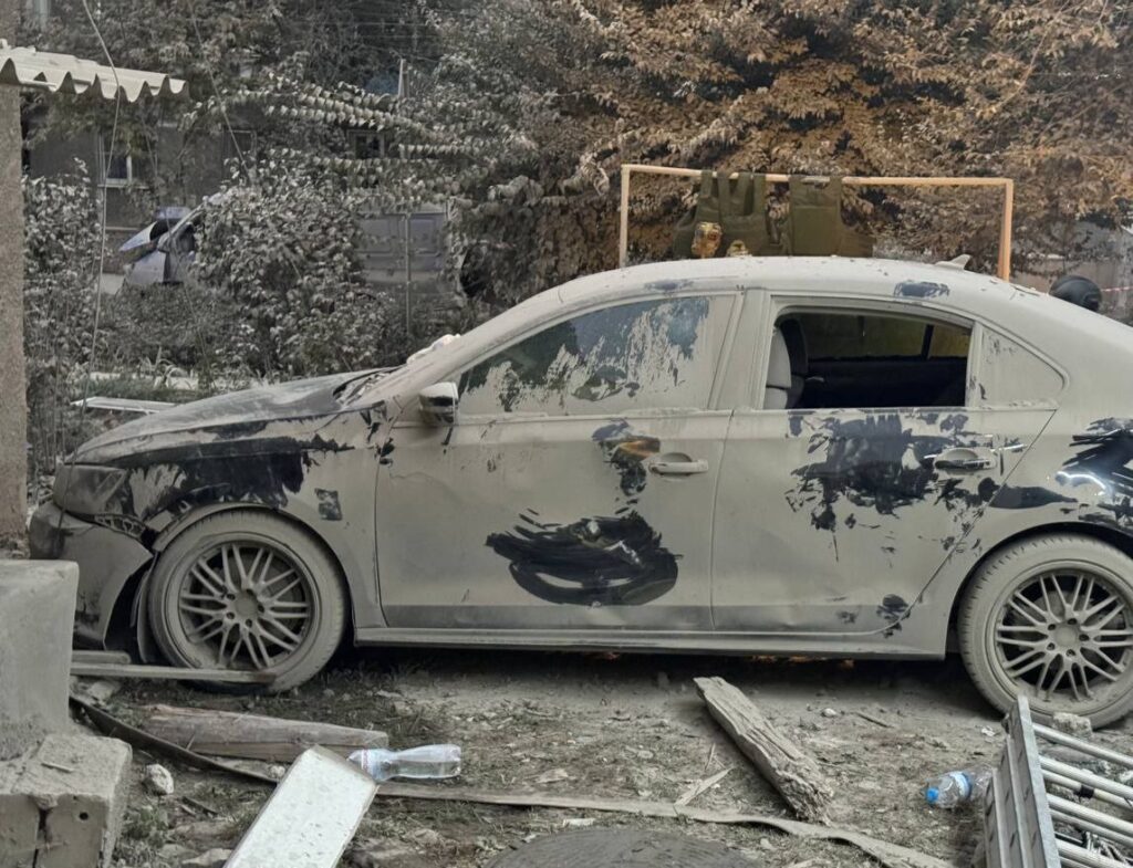 Пошкоджена обстрілом і засипана пилом автівка в Дніпрі
