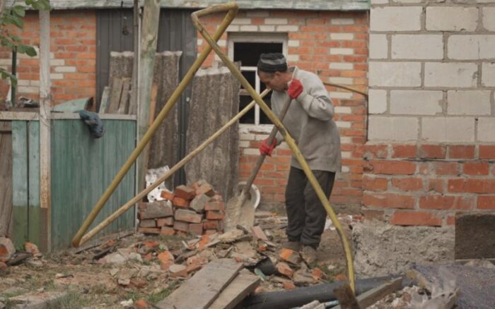 Як люди повторно відновлюють свої домівки