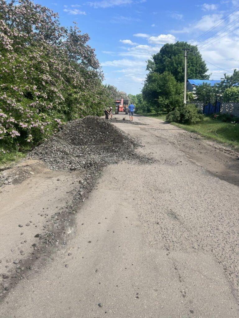 Ремонт дороги Валки ― Пархомівка власними силами