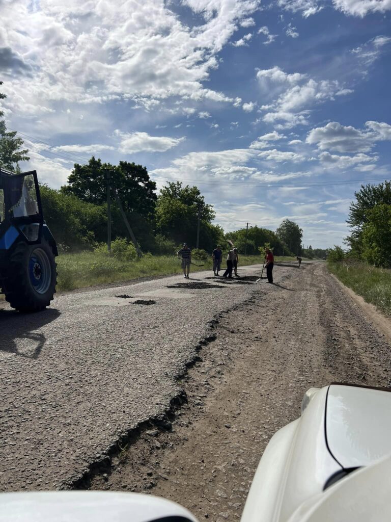 Ділянку Валки ― Пархомівка поремонтували мешканці з допомогою бізнесу